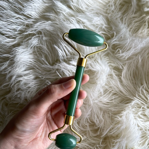 JADE FACIAL ROLLER FOR JAWLINE - Picture 4 of 9
